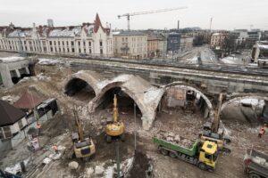 Read more about the article Jak planować roboty ziemne na spadkach terenu, bez ryzyka szkód i przestojów?